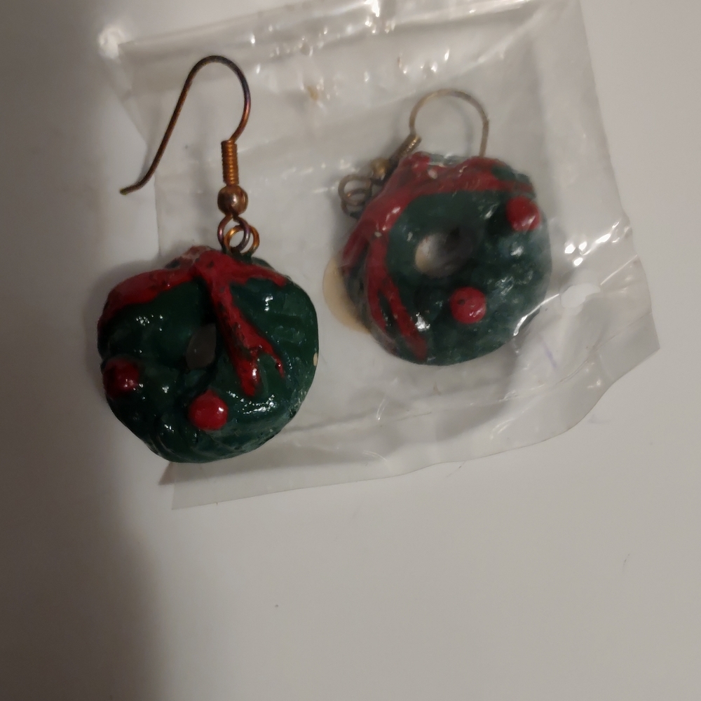 BRAND NEW!!! VINTAGE WOODEN CHRISTMAS WREATH SHAPED PIERCED EARRINGS.